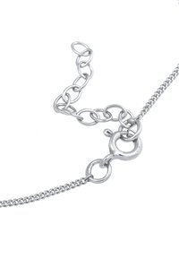 Collar de cadena de plata con un cierre redondo, enlaces ovalados interconectados y un acabado texturizado. Longitud ajustable con un diseño elegante.