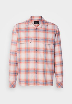 Hosszú ujjú, narancssárga, fehér és lila kockás ing, két mellzsebbel és terjesztett gallérral.