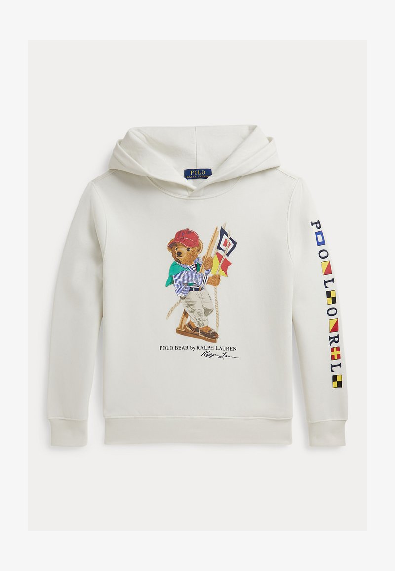 Λευκό φούτερ με κουκούλα, με τον Polo Bear να φορά κόκκινο καπέλο, πράσινο κασκόλ, ριγέ πουκάμισο, κρατώντας ναυτικές σημαίες· λογότυπο Polo Ralph Lauren στο μανίκι.