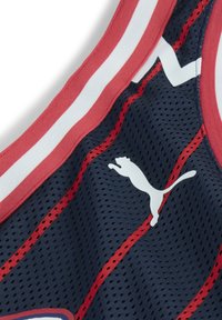 Blå mesh tanktop med røde og hvide stribede detaljer, med et hvidt Puma-logo og tekstiler, der giver åndbarhed.