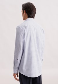 Camicia a maniche lunghe in blu chiaro e bianco a quadri, con colletto alla francese e polsini semplici. Tessuto morbido con una vestibilità comoda.