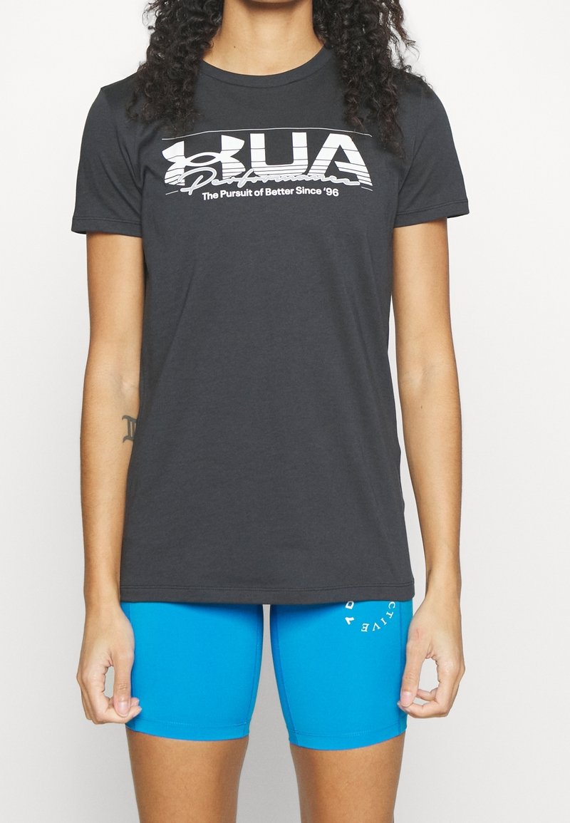 Svart T-shirt med vit grafisk text, tillsammans med ljusblå shorts. T-shirten har en klassisk passform och korta ärmar.