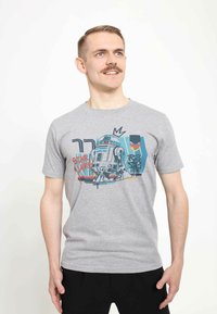 Camiseta gris de manga corta con un gráfico colorido de un droide y el texto "Star Wars" junto a formas abstractas, fabricada en suave material de algodón.