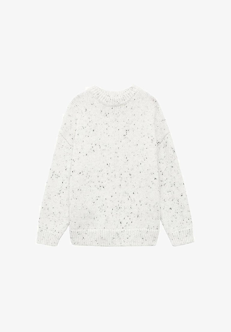 Pull en tricot blanc avec motif tacheté noir, manches longues, poignets côtelés, ourlet et col rond, vu de dos.