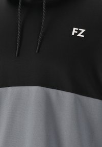 Huvtröja med en svart övre del och en grå nedre del. Inkluderar en vit "FZ"-logotyp och svarta dragsnören med texturerade detaljer.