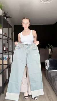 Breda ljusblå denimjeans med vida ben och kontrasterande kremfärgade muddar, med framfickor och broderad logotyp på framsidan.