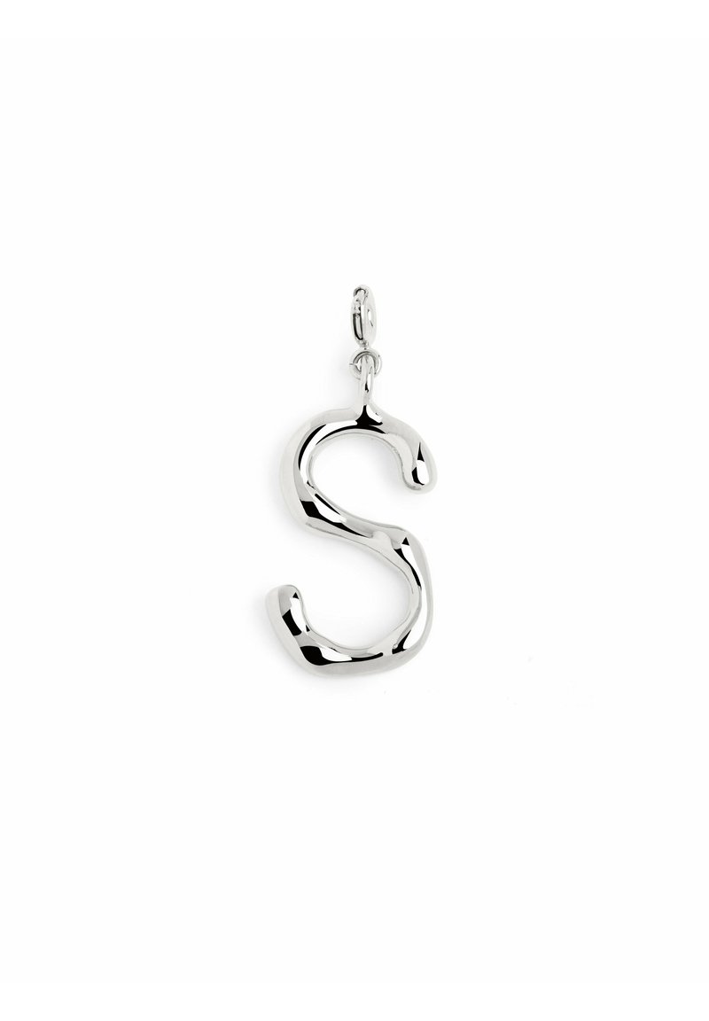 Ciondolo a forma di S in argento, realizzato in metallo lucido, con una superficie liscia e bordi arrotondati, dotato di un semplice anello per il fissaggio.