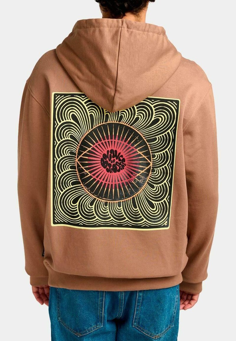 Sudadera marrón con un gran diseño gráfico en la parte posterior, que presenta líneas en espiral y un motivo central de sol circular rojo y negro.