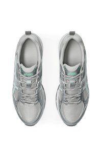 Harmaat urheilukengät, joissa on verkkokangas ja synteettinen päällinen, kevyet vihreät yksityiskohdat, nauhakiinnitys ja vahvistettu kantapää.