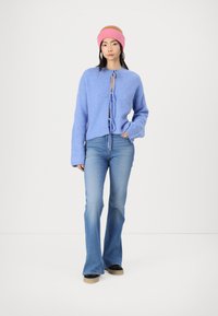 Gina Tricot TIE CARDIGAN - Adīta jaka - cornflower blue