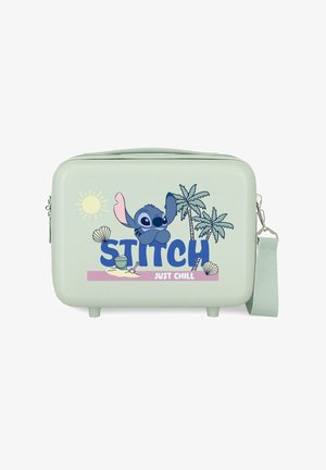 Bolsa rectangular de color verde claro con el personaje de dibujos animados Stitch, palmeras, sol, conchas marinas, cubo de arena y el texto "STITCH JUST CHILL."