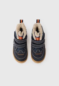 Dunkelblaue Kinderstiefel mit beigem Kunstfellfutter, zwei Klettverschlüssen und kontrastierenden orangen Akzenten; Gummisohle mit Zickzacknaht.