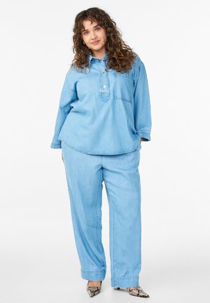 MIT ELASTISCHEM BUND - Wide leg - light blue denim