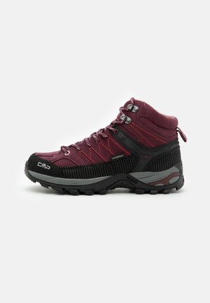 Bordeauxfarbene Wanderstiefel mit wasserdichtem Design, aus Mesh- und synthetischen Materialien, gepolstertem Schuhkragen und robuster schwarzer Gummisohle mit strukturiertem Grip.