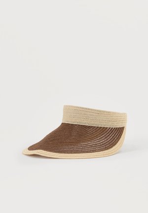 Visière de soleil tissée marron et beige avec une visière incurvée et un dessus ouvert, conçue pour la protection solaire et la respirabilité.