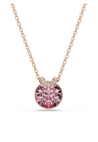 Náhrdelník z růžového zlata s velkým růžovým drahokamem ve tvaru kruhu, zdobený malými čirými kamínky ve tvaru V.