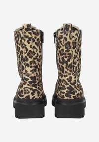 Stivali alla caviglia con stampa leopardo, upper in tessuto morbido, suola in gomma nera e cerniere laterali per una facile calzata. Il design chunky aggiunge stabilità.