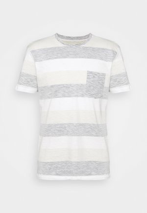 T-shirt z krótkim rękawem z szerokimi poziomymi paskami w kolorze białym, jasnoszarym i beżowym, z małą kieszonką na piersi w szarym wzorze w paski.