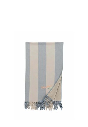 Asciugamano a righe blu e beige con bordi sfrangiati e un angolo piegato, che mostra il morbido lato inferiore beige e il logo ricamato.