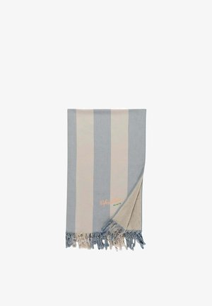 Asciugamano a righe blu e beige con bordi sfrangiati e un angolo piegato, che mostra il morbido lato inferiore beige e il logo ricamato.