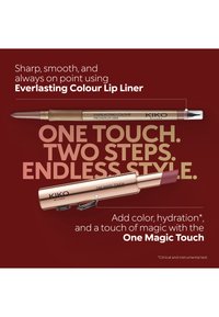 Matita contorno labbra Everlasting Colour e rossetto One Magic Touch su sfondo bordeaux con testo promozionale su nitidezza e benefici idratanti.