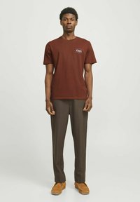 Jack & Jones RUNDHALS - T-shirts print - brown