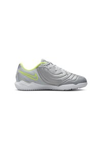 Zapatilla deportiva gris con un upper texturizado, que presenta un acento y un logo en amarillo neón. La suela es blanca con un dibujo de patrón para mayor agarre.