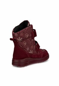 Burgundowe zimowe buty, wykonane z zamszu i wzorzystej tkaniny, z motywami płatków śniegu i księżyca, dwoma regulowanymi paskami na rzepy oraz chropowatymi podeszwami.