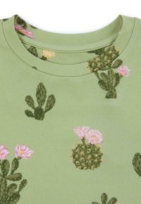 Camicetta verde a maniche corte con motivo a cactus e fiori rosa. Il tessuto sembra morbido con una finitura liscia e colletto tondo.