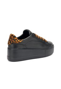 Sneaker in pelle nera con una suola piatta in pelle nera testurizzata, lacci marroni e un dettaglio in stampa leopardata sul tallone.