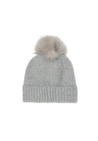 Gorro de punto gris con un puño acanalado y un gran pompón de piel sintética en la parte superior. La textura parece suave y acogedora.