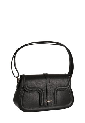 Sac bandoulière en cuir texturé noir avec rabat incurvé et sangle fine, doté d’une petite boucle dorée sur le devant.