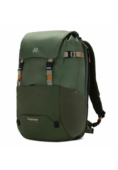 Zaino verde con design a roll-top, spallacci regolabili e numerosi scomparti. Presenta un tessuto solido e accenti a contrasto.