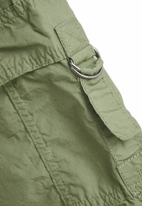 Next LINED PARACHUTE STANDARD - Oldalzsebes nadrágok - khaki green