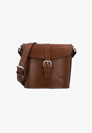 Brun læder skuldertaske med klaplukning og sølvfarvet hardware. Har en justerbar rem og prægede logo detaljer på siden.