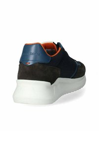 Sneakers da uomo con tomaia in maglia blu navy, dettagli in suede marrone, fodera arancione a contrasto e suola in gomma bianca.