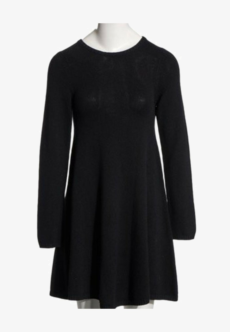 Robe noire à manches longues en maille, avec un col rond et une jupe évasée, présentée sur un mannequin.