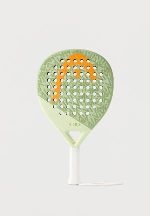 Padelracket med grøn mønstret overflade, orange buet design, perforeret overflade, teksten "VIBE", hvidt håndtag og håndledsrem på hvid baggrund.