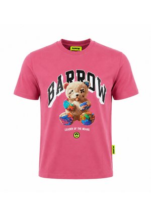 Maglietta rosa con grafica multicolore di un orsetto, la parola "BARROW" sopra e il testo "LEADER OF THE BEARS" sotto l'orsetto.