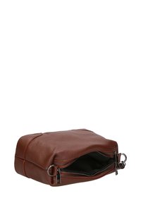 Borsa in pelle marrone con finitura testurizzata, forma rettangolare e apertura con zip. Presenta dettagli in metallo argentato e un interno non foderato.