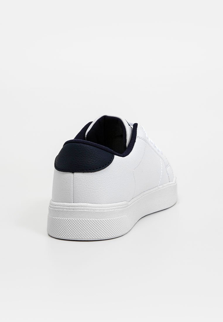Sneaker bianco con finitura in pelle liscia, dettaglio blu navy sul tallone, suola in gomma testurizzata e semplice cucitura sui lati.