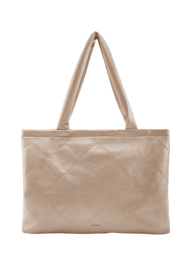 Sac cabas en cuir matelassé beige avec deux anses allongées, présentant une texture lisse et un motif de couture en forme de losange.