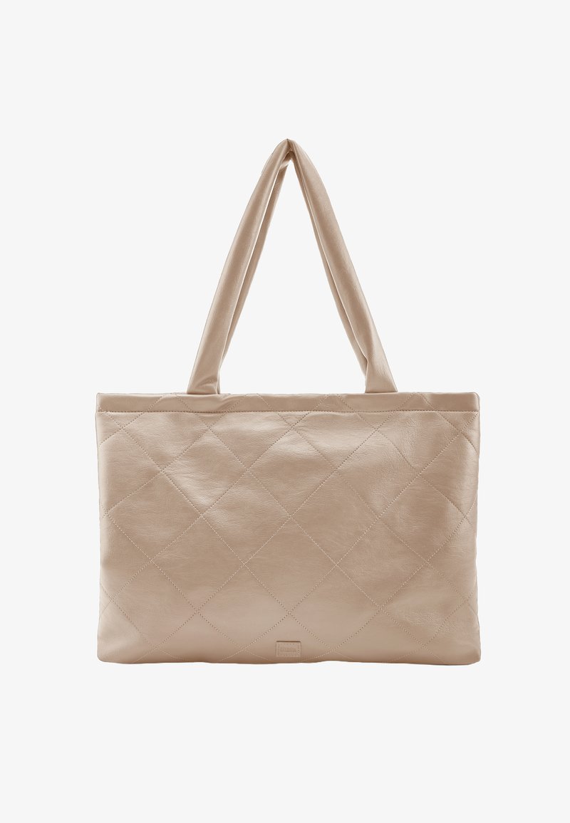 Sac cabas en cuir matelassé beige avec deux anses allongées, présentant une texture lisse et un motif de couture en forme de losange.