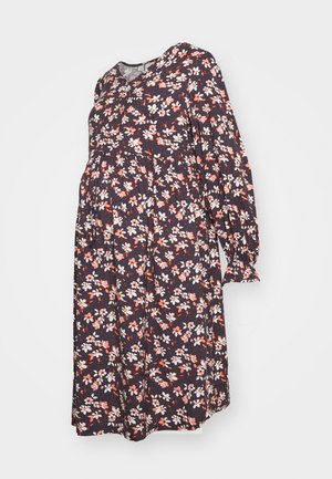 Vestido floral azul-marinho com mangas longas, decote redondo, cintura franzida e um padrão de flores brancas e corais sobre um fundo escuro.
