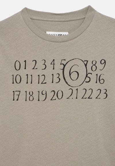 Μπεζ πουκάμισο με μαύρους τυπωμένους αριθμούς από 0 έως 23 διατεταγμένους σε τρεις σειρές, με τον αριθμό 6 κυκλωμένο στη μεσαία σειρά.