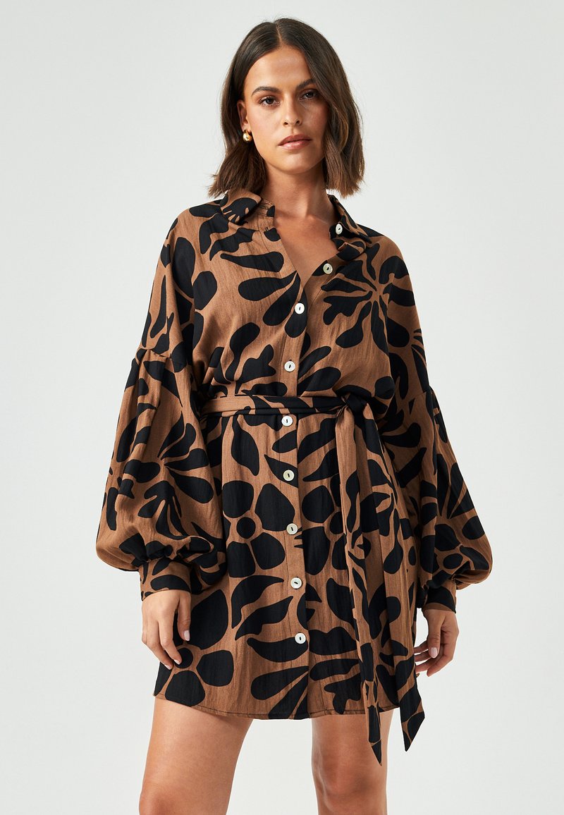Abito camicia marrone con audace motivo floreale nero, chiusura a bottoni sul davanti, colletto e maniche larghe, dotato di una cintura coordinata.