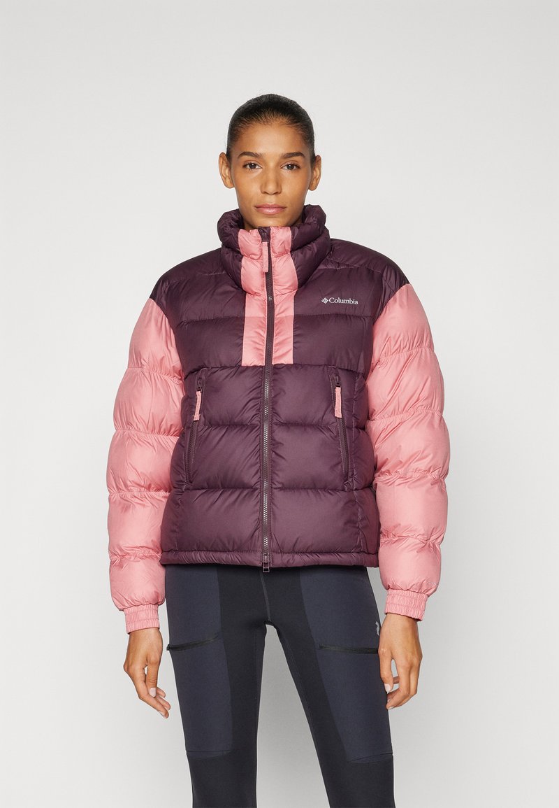 Giacca imbottita in viola scuro e rosa chiaro, con colletto alto, cerniera frontale e due tasche laterali. Realizzata in materiale liscio e isolante.