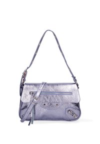 Borsa a tracolla metallica viola con chiusura a pattina, tracolla regolabile, tasca frontale con zip e dettagli in hardware argentato. Texture liscia con una leggera venatura.