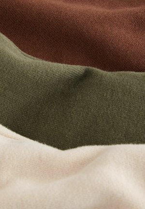 Strickstoff in drei Schichten: dunkelbraun, olivgrün und sanft beige, der eine glatte Textur und subtile Variationen in der Dicke zeigt.