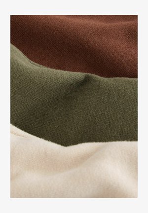 Tissu tricoté en trois couches : marron foncé, vert olive et beige doux, mettant en valeur une texture lisse et de subtiles variations d'épaisseur.
